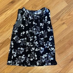 Womens’ XS Banana Republic Sleeve Less Shirtt